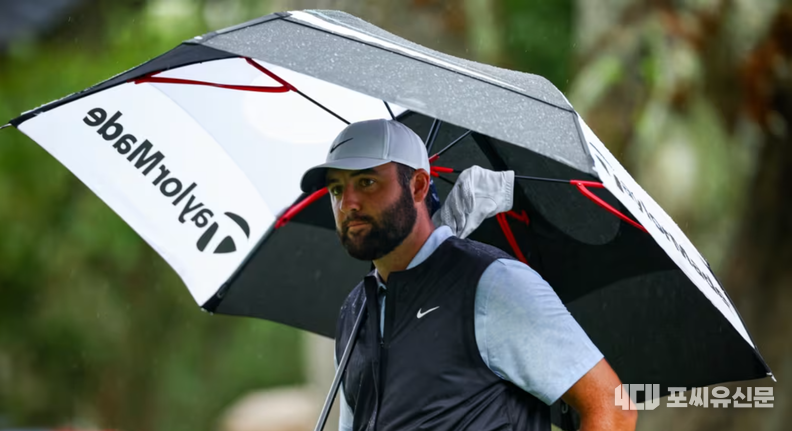 RBC 헤리티지 마지막 라운드에서 우산을 쓰고 있는 셰플러, 출처: PGA Tour