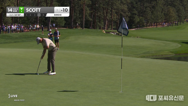 BMW 챔피언십 2라운드 14번홀 퍼팅하고 있는 애덤 스컷, 사진: PGA TOUR