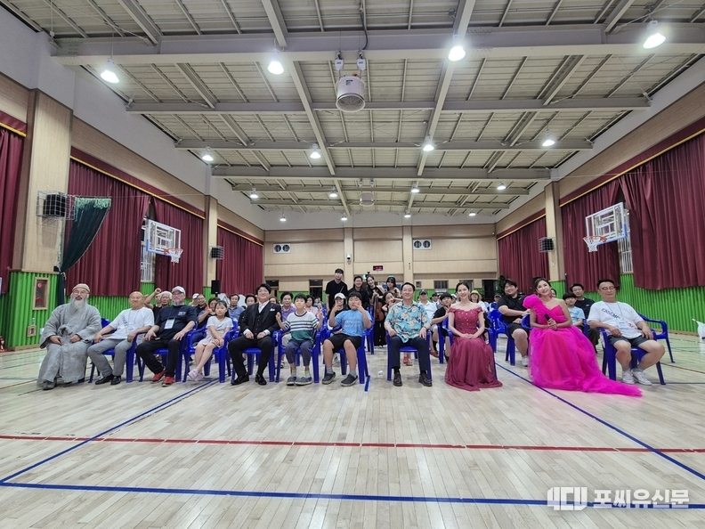 "덕적도 한여름 밤의 콘서트" 공연전 모습으로 중앙에 유정복 인천시장, 사진: "덕적도 한여름밤의 콘서트" 관제자 제공