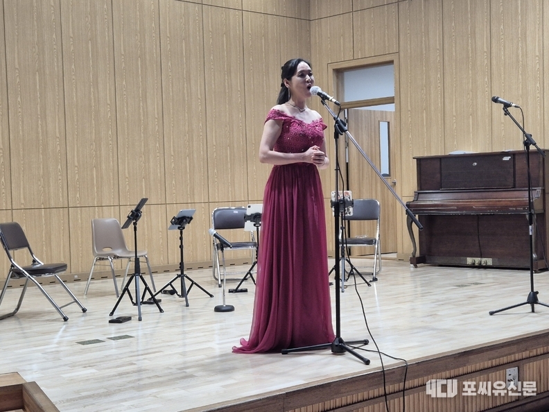 공연 중인 소프라노 정은희 교수, 사진: "덕적도 한여름밤의 콘서트" 관제자 제공