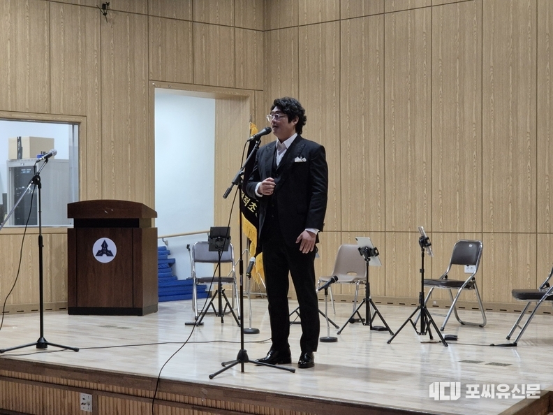 공연 중인 테너 구본진 교수, 사진: "덕적도 한여름밤의 콘서트" 관제자 제공