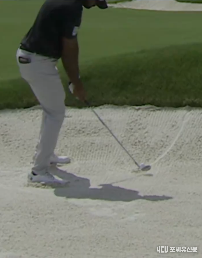 티갈라가 스스로 인정한 백스윙 상황에서 모래를 건드렸다는 장면, 사진: PGA Tour X에서 캡쳐
