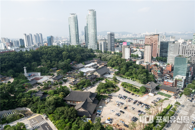 코엑스 건물과 어우러져 있는 봉은사, 사진: 서울시 제공