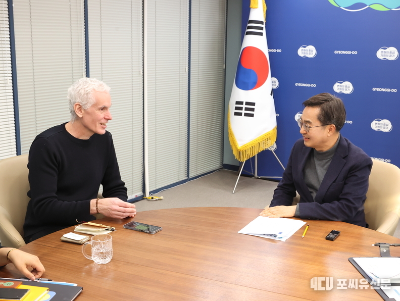 지난 14일 프랑스 르몽드자와 인터뷰하고 있는 김동연 경기지사, 사진: 경기도 제공