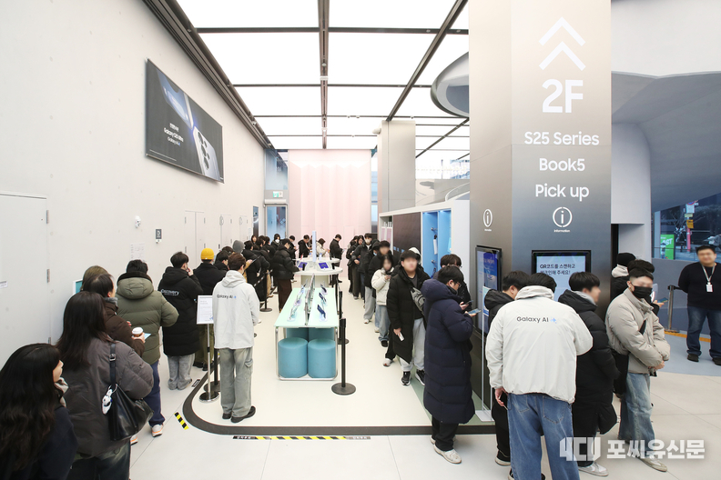 럭시 S25 시리즈의 사전 개통 첫째날 개통을 위해 삼성 강남을 찾은 고객들, 사진제공: 삼성전자