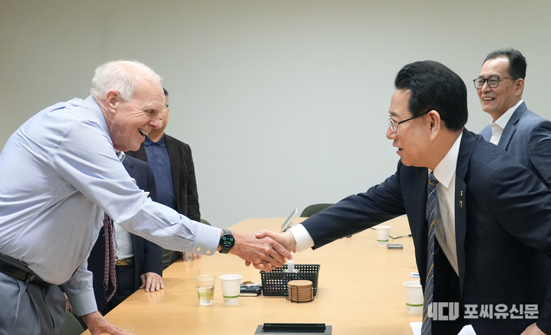 Kim Young-rok, the governor of South Jeolla Province and Alphabet chairman John Hennessy, Source: South Jeolla Province