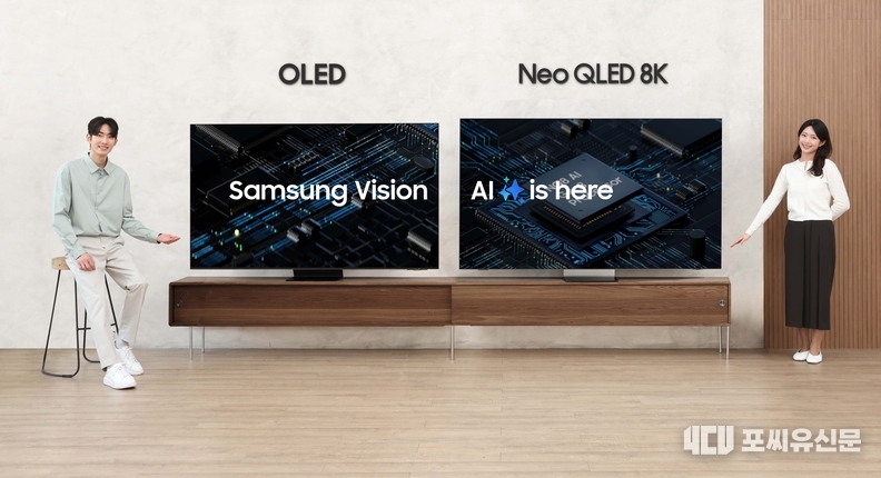 삼성전자 모델이 2025년형 AI TV 신제품 ‘Neo QLED 8K(85QNF990)’와 ‘OLED(83SF95)’를 체험하고 있다. 사진제공: 삼성전자