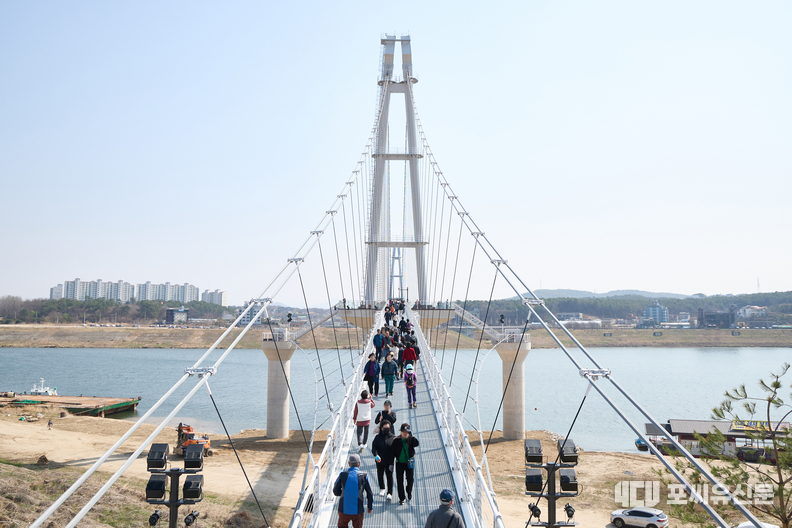 여주 남한강 출렁다리 개통, 사진제공: 경기도