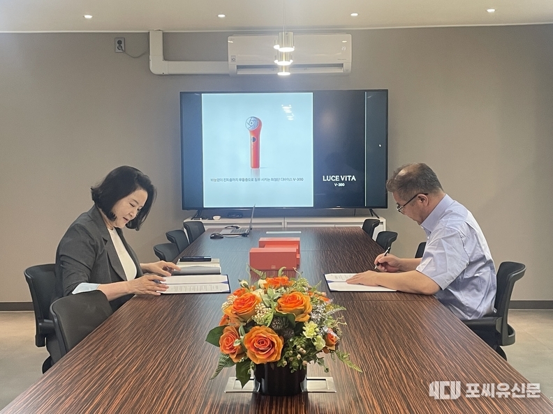 루체비타 김시은 대표(왼쪽)과 포씨유 김대중 대표(오른쪽)가 업무협약서에 서명하는 모습