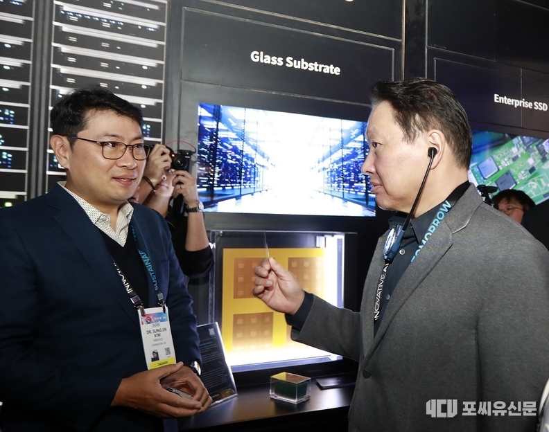 최태원 SK 회장이 지난 1월 미국 라스베이거스에서 열린 ‘CES 2025’ 행사장에 마련된 SK 전시관에서 유리기판을 살펴보고 있다. 사진제공: SK그룹