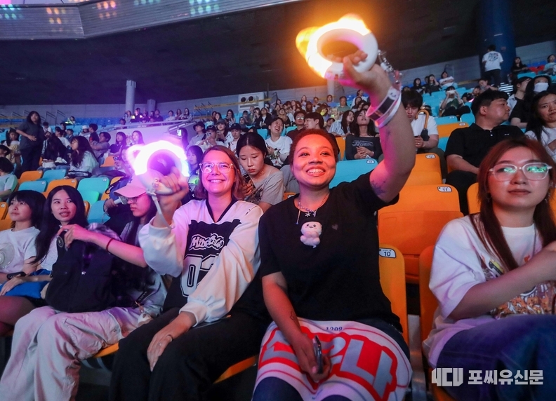케이팝 콘서트를 즐기는 관람객, 사진제공: 문체부