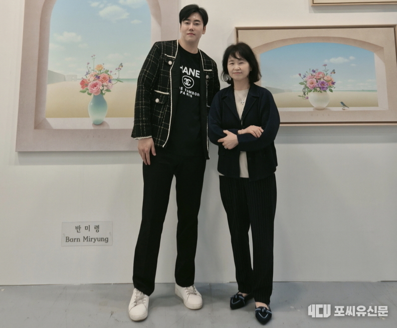 최형준 대표(사진 속 왼쪽)