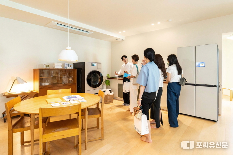 관람객이 부산 해운대구 달맞이길 복합문화공간 에케(ECKE)에서 진행된 라이프스타일 전시에서 삼성전자 2025년형 비스포크 AI 가전을 체험하고 있다. 사진제공: 삼성전자