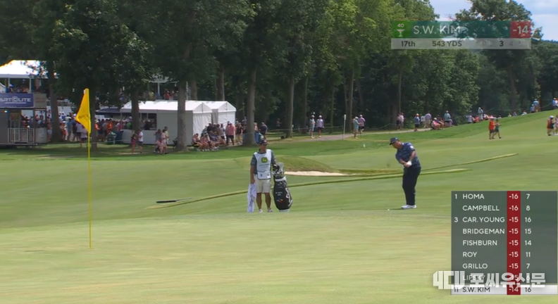 버디를 기록한 17번홀 써드 샷을 어프로치 샷으로 하고 있는 김시우, 사진: PGA Tour
