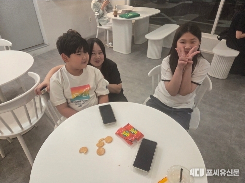 간밤에 잠이 오지 않아 아들과 집앞 무인카페 갔다가 만난 아들 친구, 어머나~!! 사진촬영: 최수경 기자