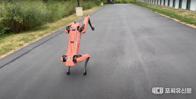 27일 보스턴다이나믹스 게재 영상에서 스팟이 백 덤블링을 하는 모습, 이미지 출처: <Boston Dynamics> 유튜브 채널