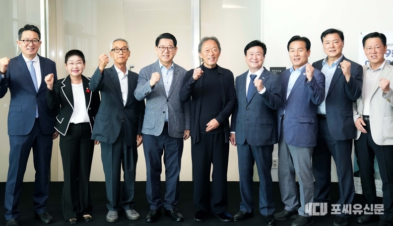 여수음악제 개막식, 김영록 전라남도지사가 30일 여수 GS칼텍스 예울마루에서 열린 ‘제9회 여수음악제 개막식’에 참석해 주요 내빈과 기념촬영을 하고 있다.. 사진제공: 전남도