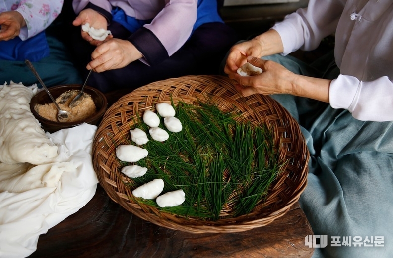 송편 빚는 모습, 사진제공: 한국민속촌