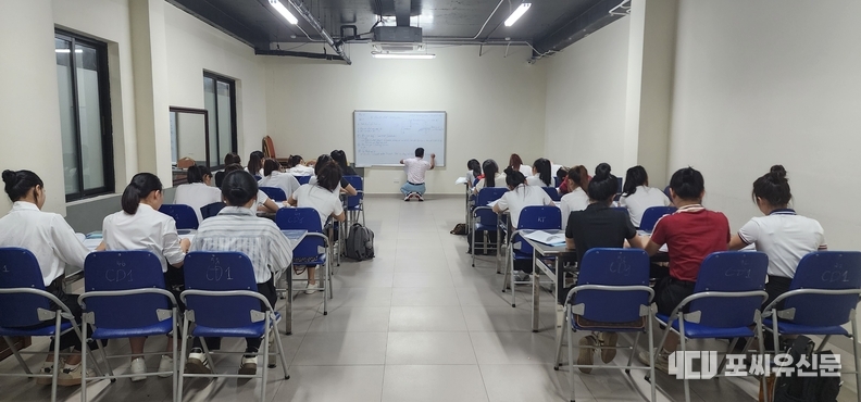 골프장 내 강의실에서 골프 룰 교육을 받고 있는 베트남 신입 캐디 모습., 출처: 포씨유신문DB