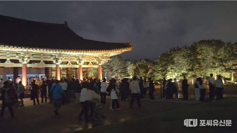 <strong>사진찍을 틈조차 없는 경주 동궁과 월지의 추석 당일모습, 사진촬영 : 최수경 기자</strong>