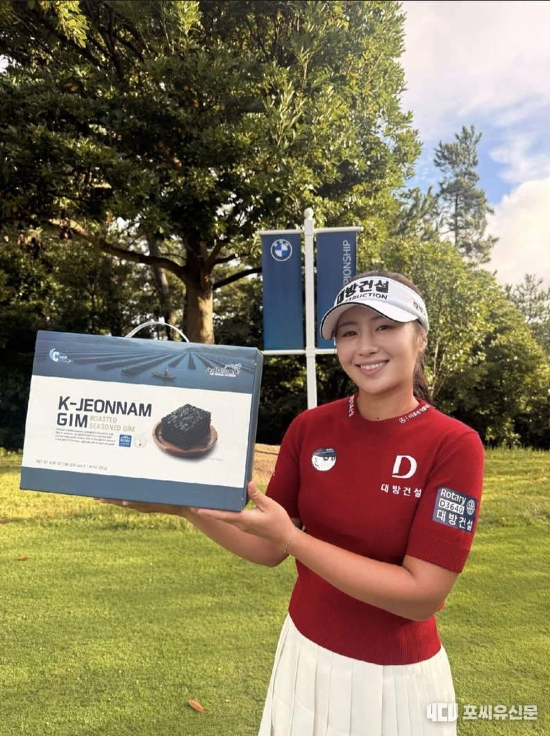 LPGA BMW 레이디스 챔피언십-K 전남김 들고 있는 이정은6 선수, 사진제공: 전남도