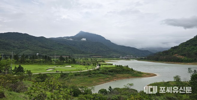 고즈넉한 호수와 산맥이 어우러진 Thanh Lanh Valley Golf & Resort의 전경, 사진출처: 포씨유신문