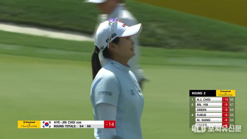 2라운드 18번홀 홀아웃하고 있는 최혜진, 사진: LPGA