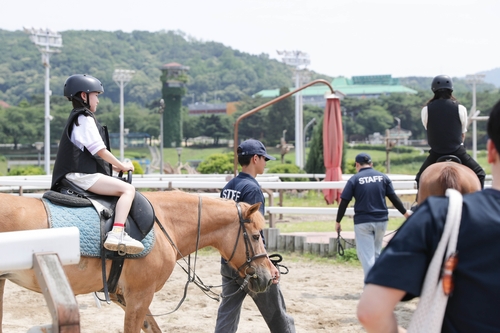 승마 체험을 하고 있는 모습, 사진: 한국마사회 제공