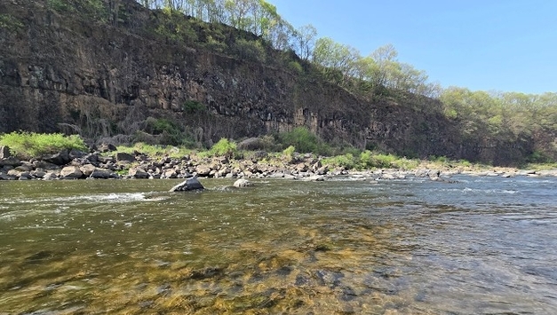 시냇물 흐르는 소리가 참 좋습니다. 일요일 오후 잠시 멈추고 자연이 들려주는 소리에 귀 기울여 보세요!